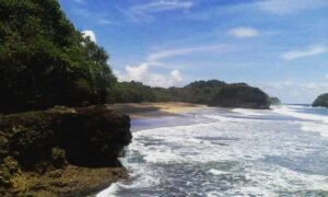 Pantai Kondang Iwak dari kejauhan