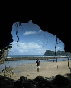 Foto dengan latar keindahan Pantai Parang Dowo Foto dengan latar keindahan Pantai Parang Dowo