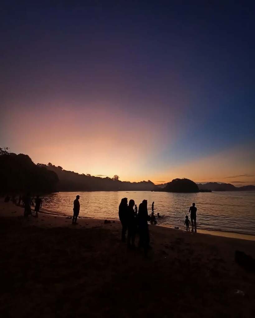 Pengunjung menikmati keindahan sunset Pengunjung menikmati keindahan sunset