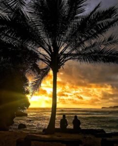 Suasana Pantai Pasir Panjang saat matahari terbenam Suasana Pantai Pasir Panjang saat matahari terbenam