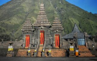 Pura Luhur Poten Gunung Bromo dengan bangunan khas Hindu Tengger