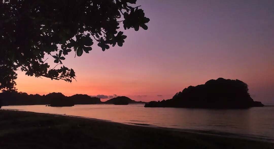 Menikmati sunset di Pantai Ngentup Menikmati sunset di Pantai Ngentup