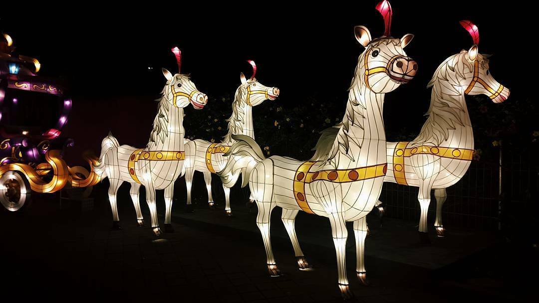 Taman Lampion dengan aneka bentuk dan warna di Batu Night Spectacular