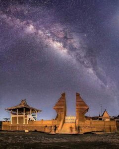 Milky Way yang membentang di atas kawasan lautan pasir.