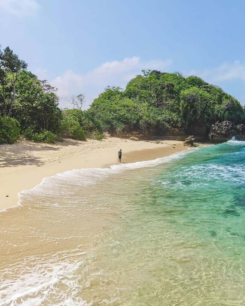 Hamparan pasir luas di Pantai Selok yang cocok untuk bersantai