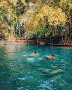 Bermain air bersama keluarga atau teman