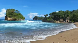 Keunikan garis pantai Pantai Jolangkung