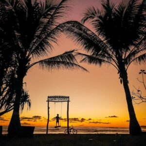 Ayunan di tepi pantai menjadi spot favorit pengunjung Ayunan di tepi pantai menjadi spot favorit pengunjung