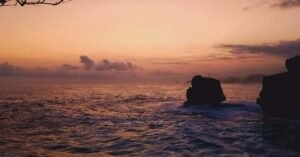 Panorama pantai saat sore