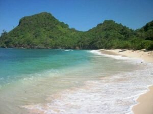 Keindahan Pantai Bangsong