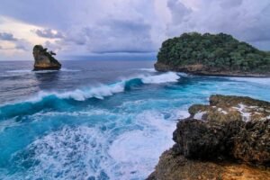 Ombak Pantai Ngliyep