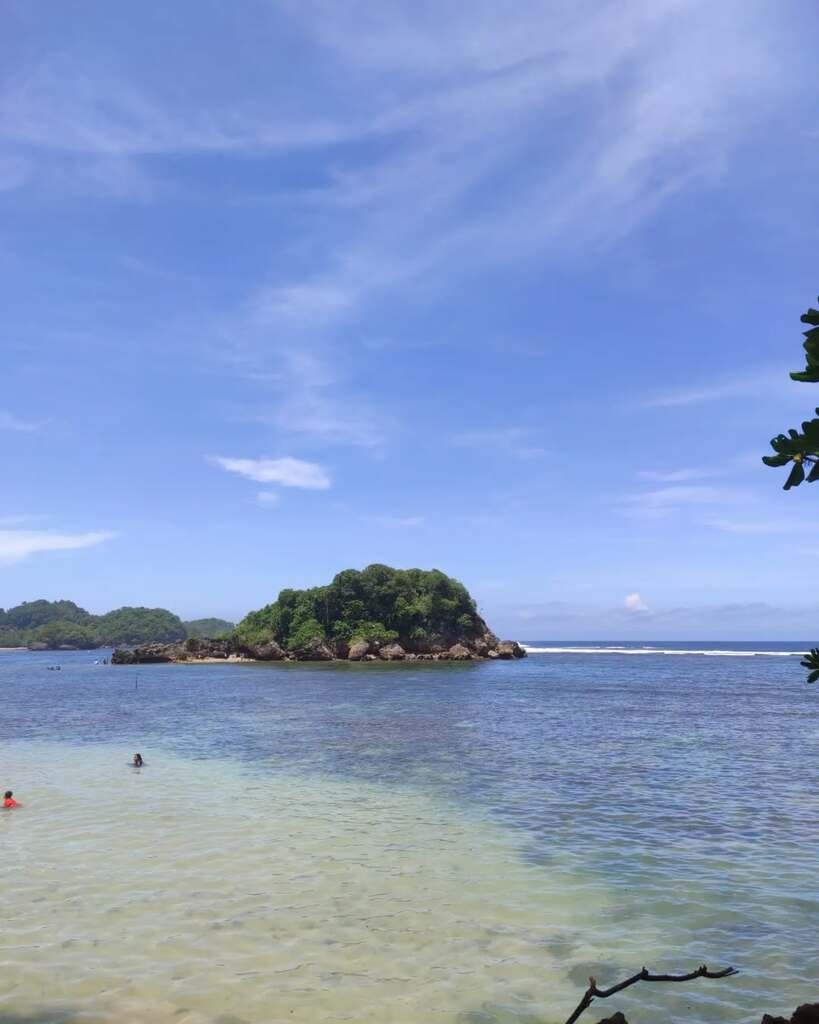 Suasana tenang dengan pepohonan rindang Suasana tenang dengan pepohonan rindang