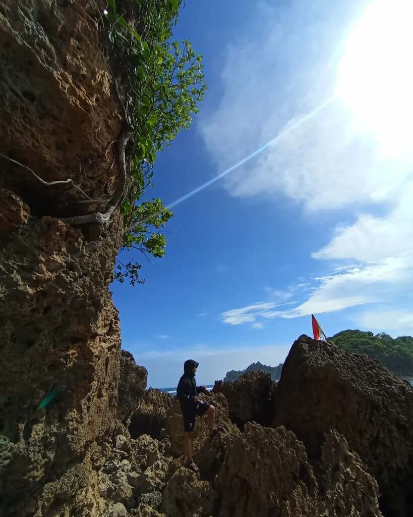 Formasi karang dan tebing yang menambah pesona Pantai Banyu Meneng Formasi karang dan tebing yang menambah pesona Pantai Banyu Meneng