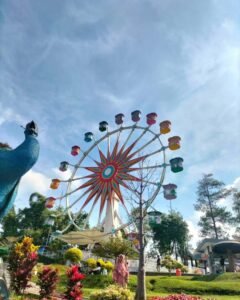 Foto dengan latar belakang bianglala Taman Rekreasi Selecta Foto dengan latar belakang bianglala Taman Rekreasi Selecta
