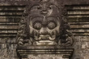 Kepala Kala di atas pintu masuk Candi Kidal