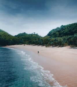 Pecinta alam menikmati keindahan alami Pantai Jolangkung