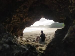 Mengambil gambar dari Goa Jodoh Pantai Kangen