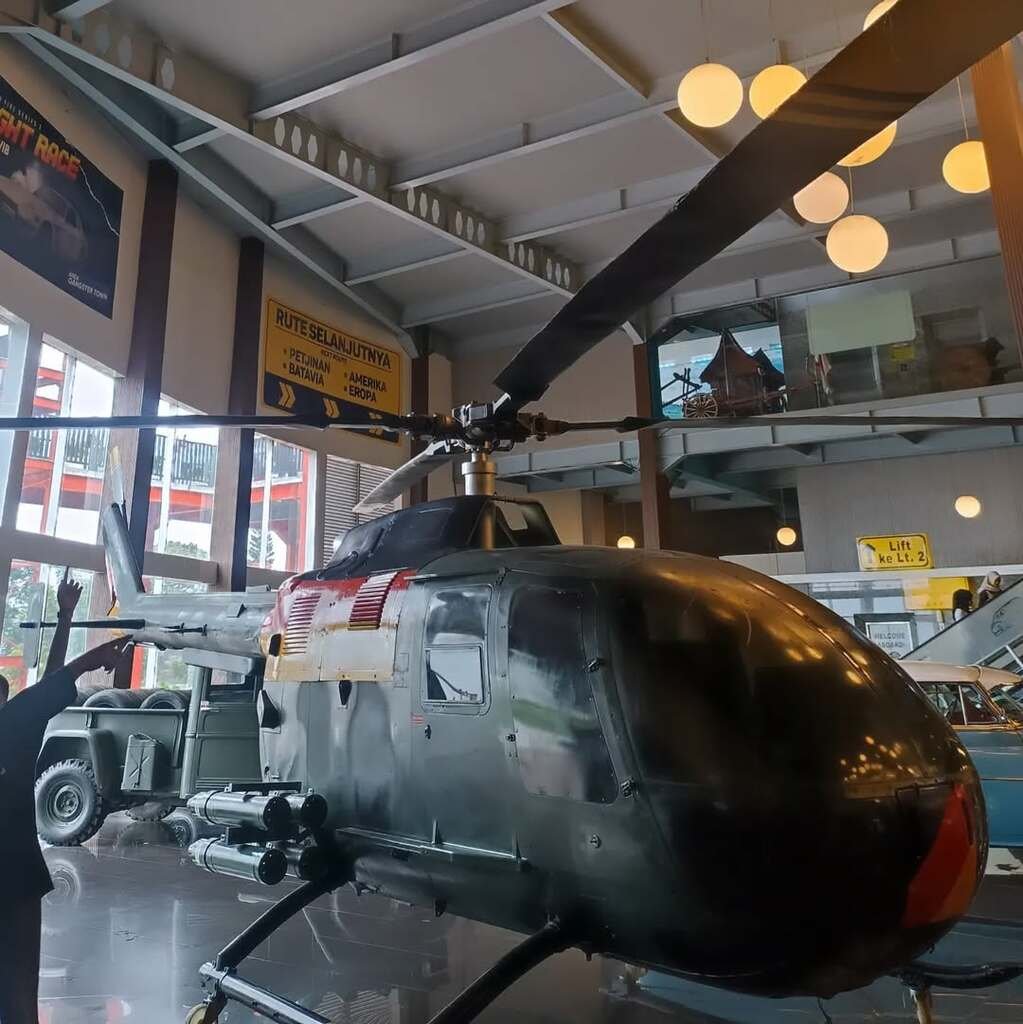 Helikopter bersejarah di Museum Angkut Helikopter bersejarah di Museum Angkut