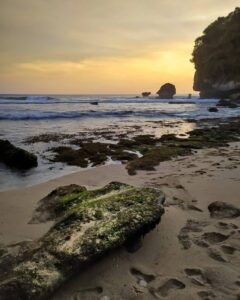 Keindahan pantai saat sore hari