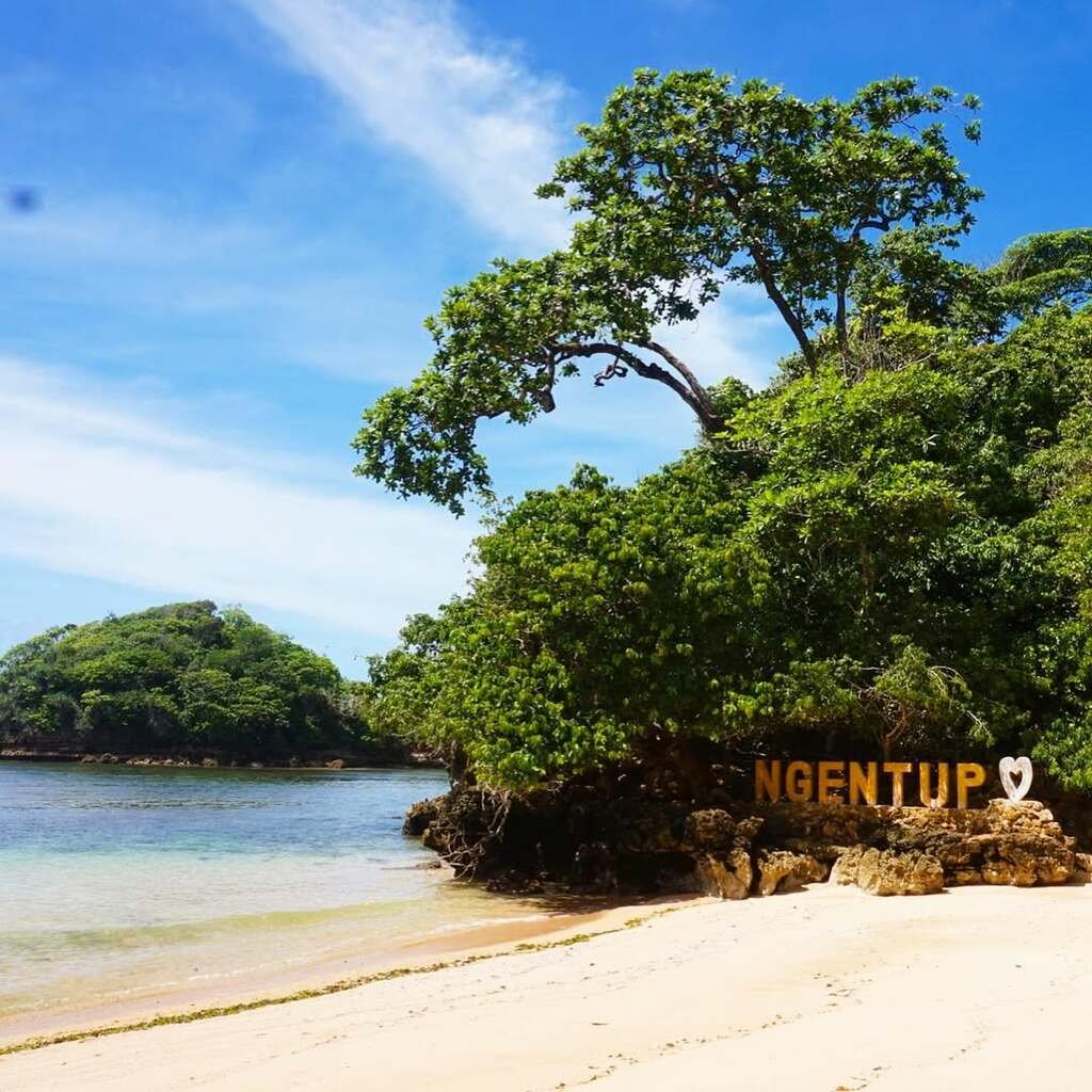 Tebing dengan tulisan "Ngentup" Tebing dengan tulisan "Ngentup"