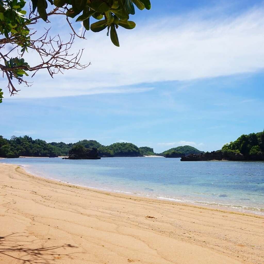 Ombak khas Pantai Ngentup dengan latar belakang tebing Ombak khas Pantai Ngentup dengan latar belakang tebing
