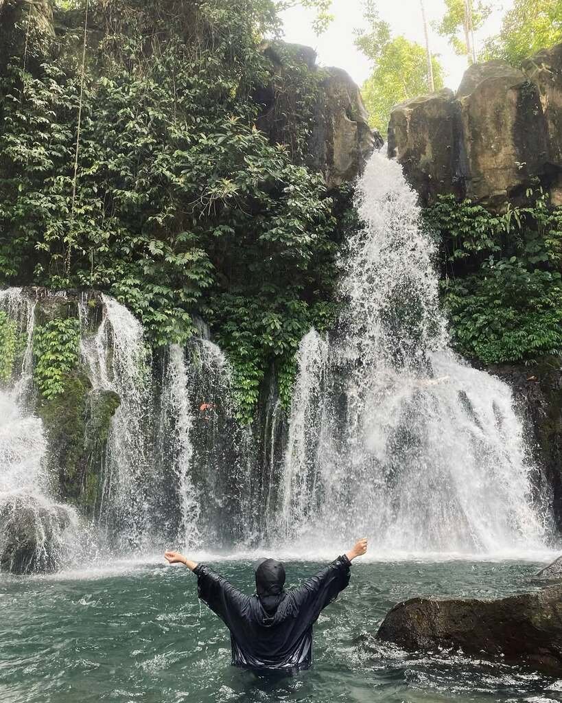 Pengunjung menikmati air terjun dari dekat Pengunjung menikmati air terjun dari dekat