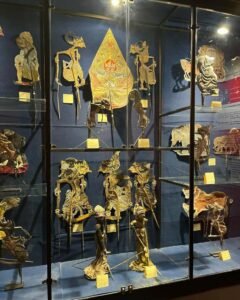 Display wayang kulit di Museum Mpu Purwa Display wayang kulit di Museum Mpu Purwa