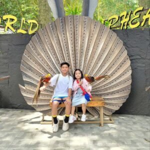 Berfoto bersama burung di Eco Green Park