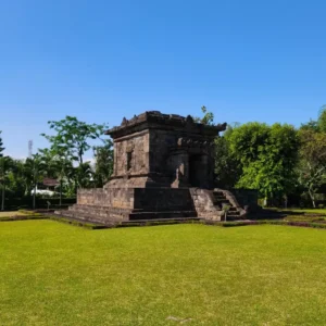 Suasana asri di kompleks candi