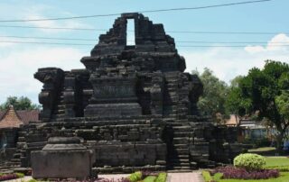 Bangunan Candi Jago di Malang dengan arsitektur bertingkat khas era Singasari.