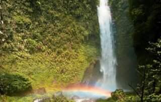 Air terjun Coban Cinde Malang di tengah tebing berbatu