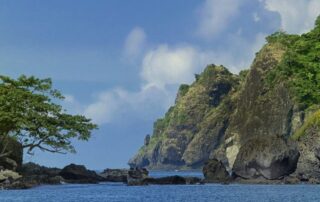 Pantai Sipelot Malang dengan laut biru