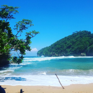 Suasana di tepi Pantai Sugu