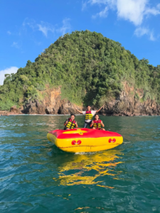 Menikmati keseruan bersama orang terdekat