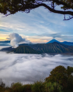 Fotografer mengabadikan sunrise di Bukit Cinta Bromo Keindahan pemandangan dari Bukit Cinta