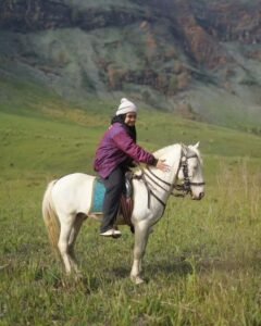 Berfoto menunggangi kuda