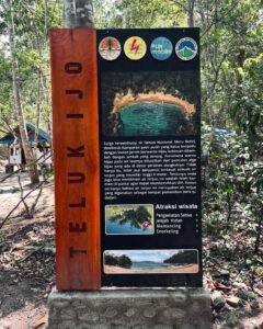 Papan informasi di area Teluk Hijau