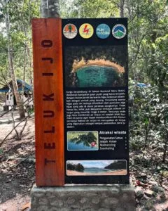 Papan informasi di area Teluk Hijau