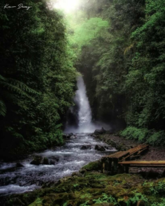 Keindahan air terjun yang memukau