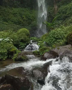 Aliran air terjun yang jernih Aliran air terjun yang jernih