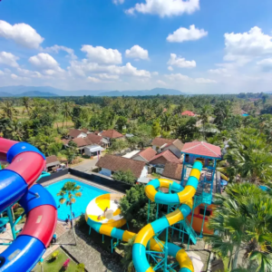 Pemandangan dari atas puncak seluncuran Umbul Bening Banyuwangi Pemandangan dari atas puncak seluncuran Umbul Bening Banyuwangi