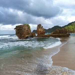 Batu karang di tepi pantai