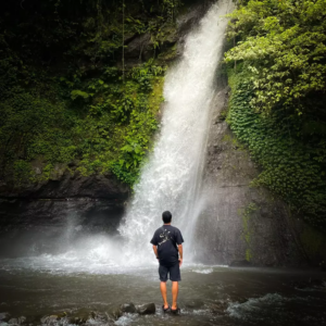 Foto dengan latar belakang Air Terjun Tirto Kemanten Foto dengan latar belakang Air Terjun Tirto Kemanten