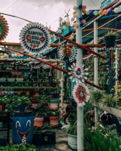 Hiasan-hiasan di Kampung Biru Arema