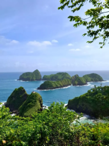 Gugusan pulau kecil yang tersebar di laut biru kehijauan Gugusan pulau kecil yang tersebar di laut biru kehijauan