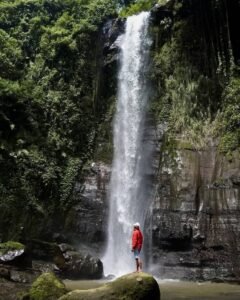 Spot foto dengan latar belakang air terjun