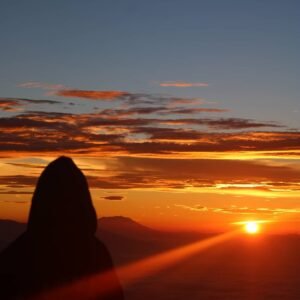 Mengabadikan momen saat sunrise Mengabadikan momen saat sunrise