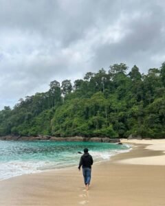 Foto dengan latar belakang keindahan Teluk Hijau