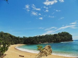 Panorama memukau Pantai Sugu