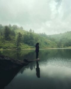 Berfoto di tepi danau